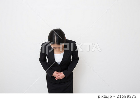 謝罪をする20代女性 21589575