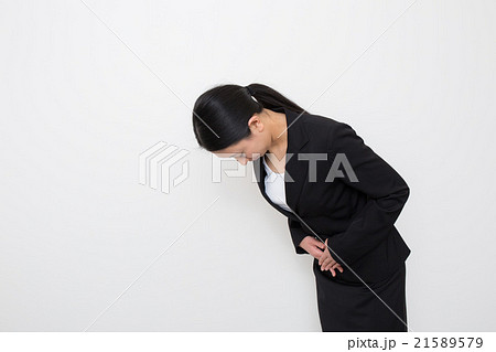 謝罪をする20代女性 21589579