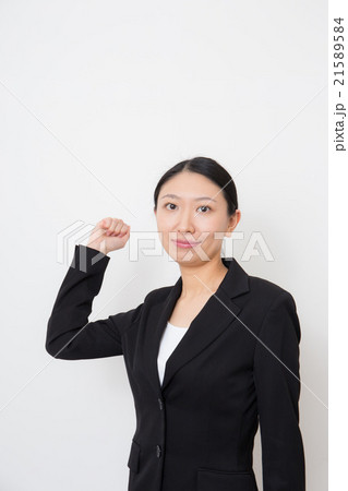 ガッツポーズをとる20代女性 ガッツポーズをとる20代女性 21589584