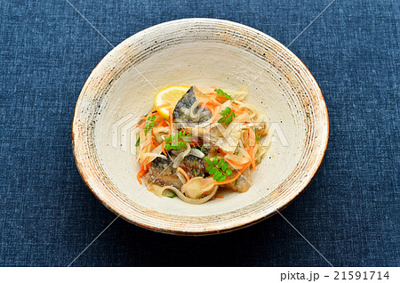 鰆（サワラ）の南蛮漬け。スーパーのお総菜を盛り付けました。 21591714