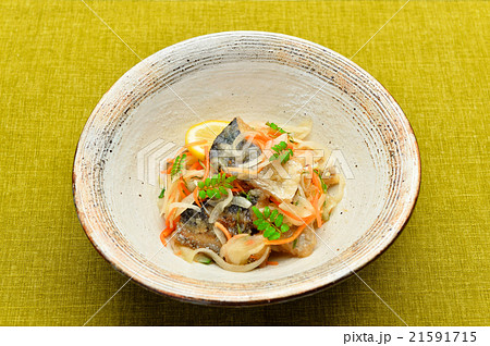 鰆(サワラ)の南蛮漬け。スーパーのお総菜を盛り付けました。 鰆(サワラ)の南蛮漬け。スーパーのお総菜を盛り付けました。 21591715