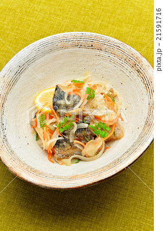 鰆（サワラ）の南蛮漬け。スーパーのお総菜を盛り付けました。 21591716