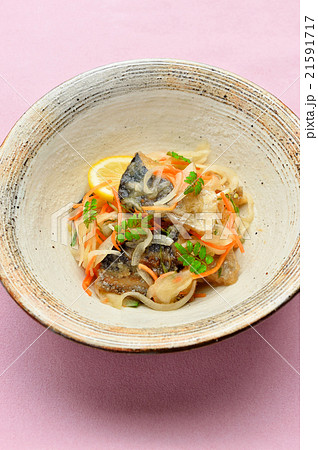 鰆(サワラ)の南蛮漬け。スーパーのお総菜を盛り付けました。 鰆(サワラ)の南蛮漬け。スーパーのお総菜を盛り付けました。 21591717