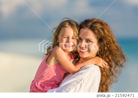 Mother and daughter on the beach Mother and daughter on the beach 21592471