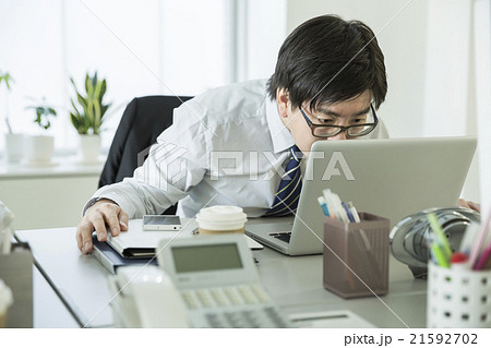 ノートパソコンを凝視するビジネスマン 21592702