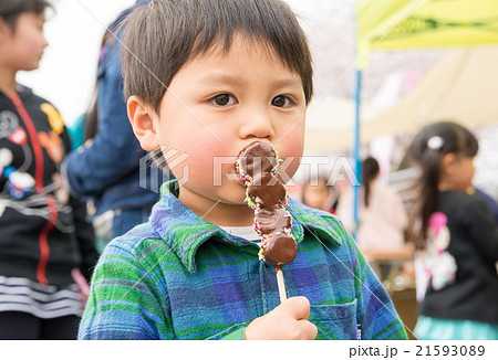 チョコバナナを食べる男の子の写真素材