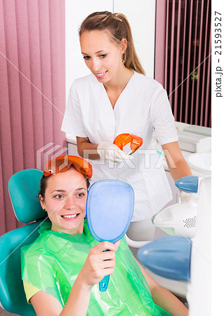 Female patient visiting dentist 21593527