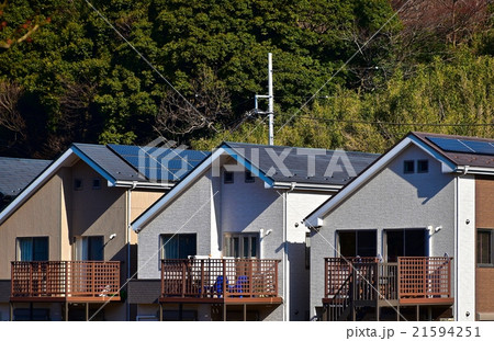 省エネ対策屋根に取り付けた太陽光発電パネル 省エネ対策屋根に取り付けた太陽光発電パネル 21594251