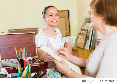 Female artist painting portrait of woman Female artist painting portrait of woman 21594962