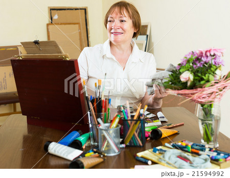 Elderly artist in the process of painting 21594992