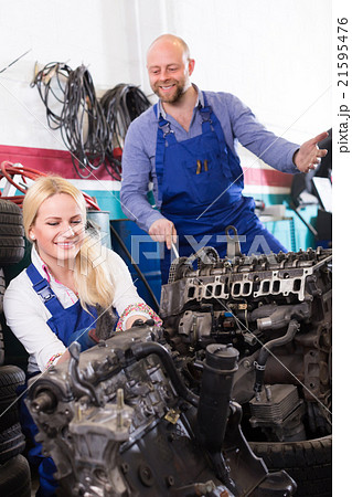 Auto service center crew near car 21595476