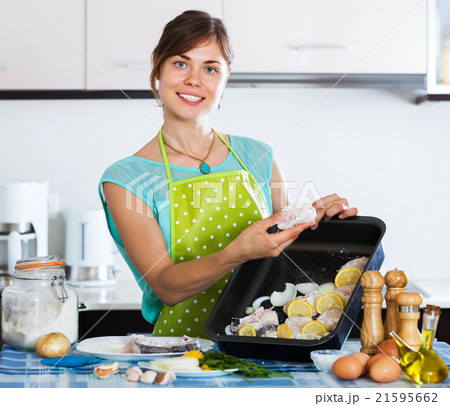 Woman preparing merluccid hake Woman preparing merluccid hake 21595662