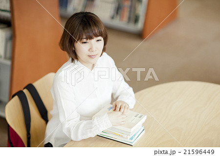図書館で本を読む女性 図書館で本を読む女性 21596449