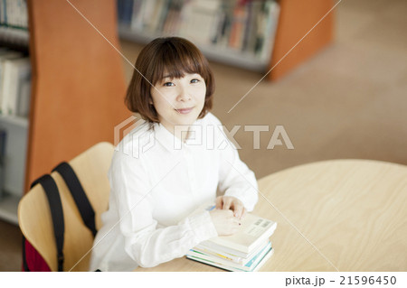 図書館で本を読む女性 図書館で本を読む女性 21596450
