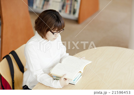 図書館で本を読む女性 21596453