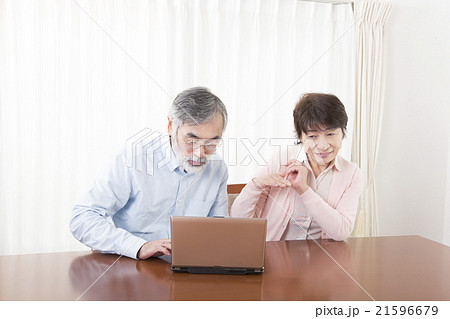 パソコンをしながら話し合うシニア夫婦 インターネット ネットショッピング ネット通販 パソコンをしながら話し合うシニア夫婦 インターネット ネットショッピング ネット通販 21596679