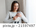 Youngsmiling woman chatting to her friends on the 21597497