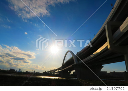 首都高速江北ジャンクションと青空と太陽の風景 首都高速江北ジャンクションと青空と太陽の風景 21597702