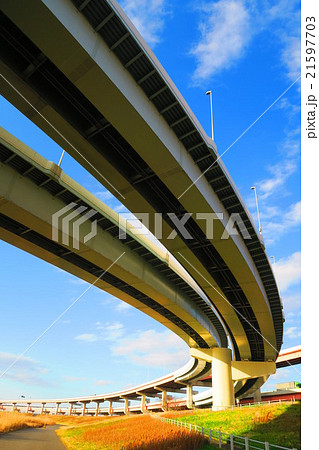 首都高速江北ジャンクションと青空の風景 21597703