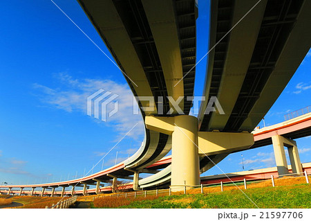 首都高速江北ジャンクションの川口線方面の風景と青空と荒川河川敷 首都高速江北ジャンクションの川口線方面の風景と青空と荒川河川敷 21597706