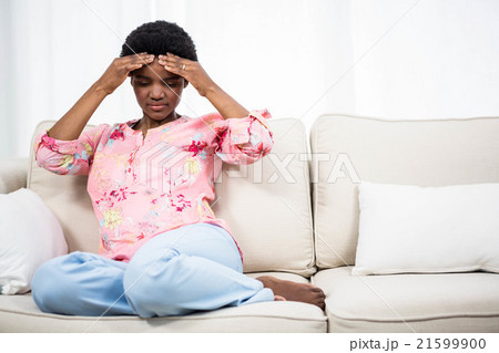 Pregnant woman with headache Pregnant woman with headache 21599900