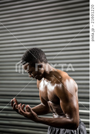 Shirtless man shouting 21601220