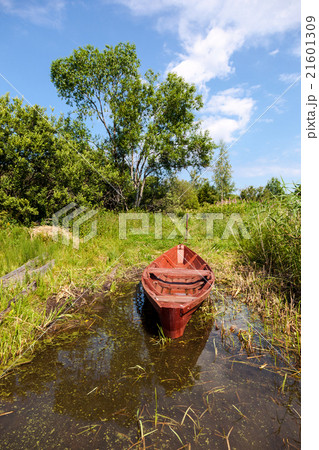 Old wooden boat at the lake in summer day 21601309