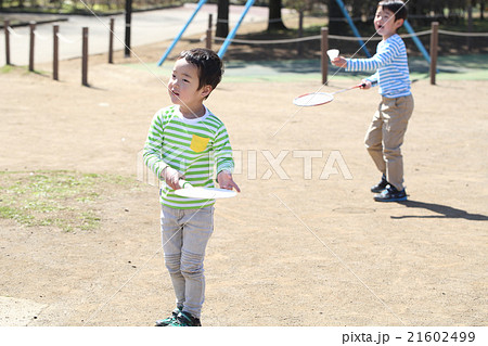 バドミントンで遊ぶ子供 バドミントンで遊ぶ子供 21602499