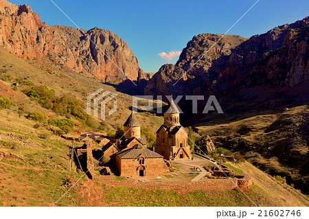 【絶景】アルメニア・ノラバンク教会と秋の風景 21602746