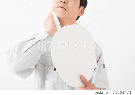 うちわであおぐ男性の写真素材