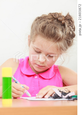 Little girl draw in the classroom Little girl draw in the classroom 21603872