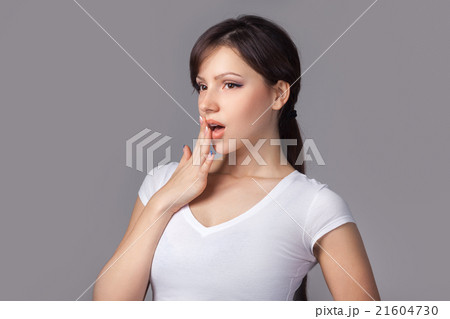 Young surprised woman on gray background 21604730