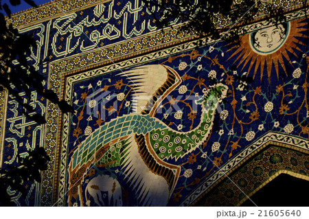 ブハラ・ナディール・ディヴァンベギ・メドレセの鮮やかなタイル 21605640