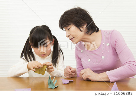 折り紙を折る孫と祖母 女の子 シニア 折り紙 折り紙を折る孫と祖母 女の子 シニア 折り紙 21606895