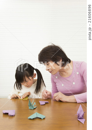 折り紙を折る孫と祖母　女の子　シニア　折り紙 21606896