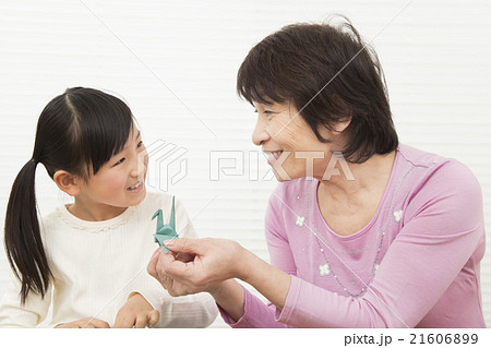 折り紙を折る孫と祖母　女の子　シニア　折り紙 21606899