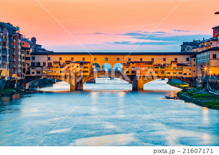 The Ponte Vecchio bridge in Florence, Italy 21607171