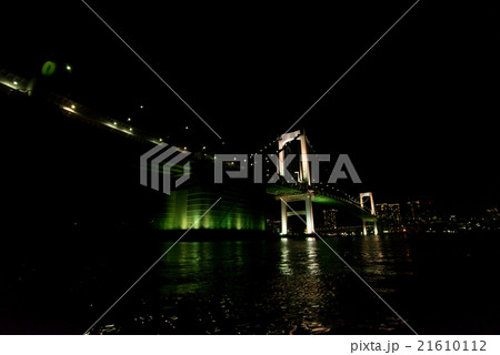 橋 夜景 レインボーブリッジ 東京湾 高速道路 一般道 海上の写真素材