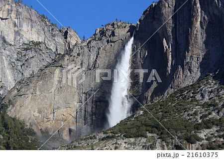 青空のヨセミテ滝 カリフォルニア アメリカ 青空のヨセミテ滝 カリフォルニア アメリカ 21610375