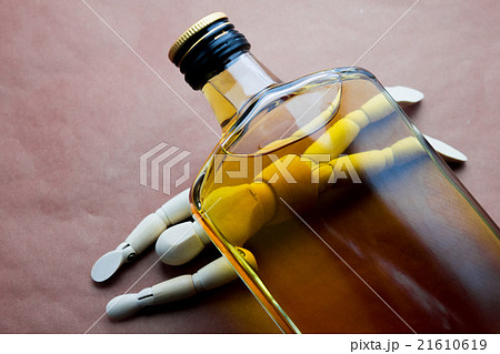酒に押しつぶされた人 酒に押しつぶされた人 21610619