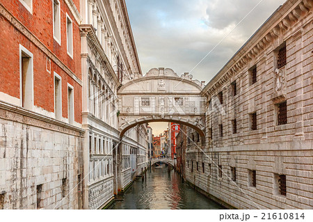 Bridge of Sighs in Venice, Italy 21610814