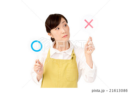 ミドルエイジの女性（エプロン、マルバツ棒） 21613086