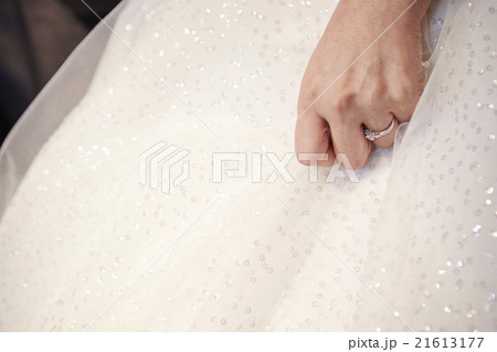 ウェディングドレス姿の女性の拳 ウェディングドレス姿の女性の拳 21613177