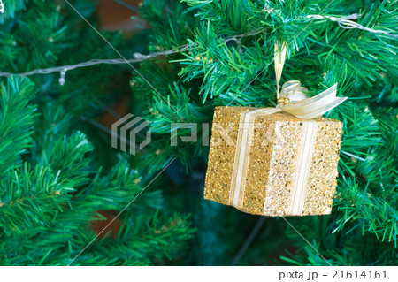 Gold Christmas background of de-focused lights Gold Christmas background of de-focused lights 21614161
