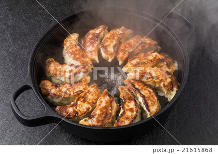 鉄鍋餃子　 Iron pan pot sticker Chinese food 21615868