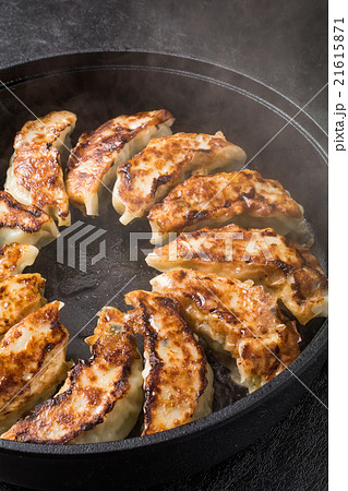 鉄鍋餃子 Iron pan pot sticker Chinese food 鉄鍋餃子 Iron pan pot sticker Chinese food 21615871