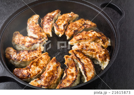 鉄鍋餃子　 Iron pan pot sticker Chinese food 21615873