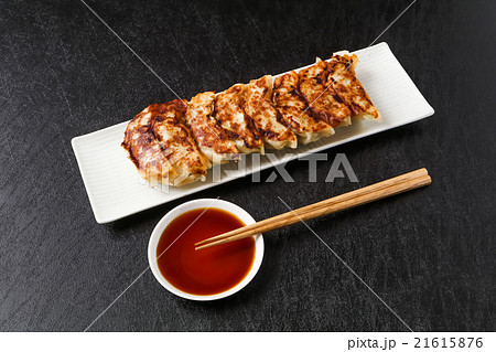 鉄鍋餃子  Iron pan pot sticker Chinese food 鉄鍋餃子  Iron pan pot sticker Chinese food 21615876