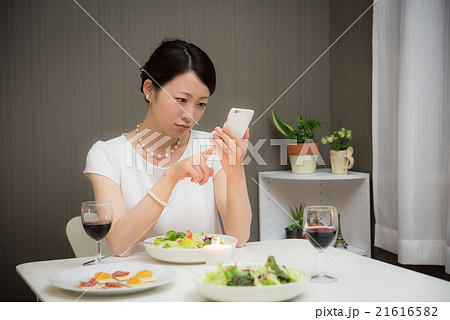 食事中　女性 21616582