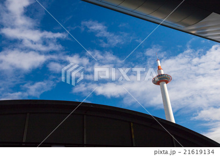 京都市下京区JR京都駅前の京都タワーを撮影したもの 21619134